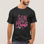 Cute Son of the Bride Rosa Calligraphy Script T Shirt<br><div class="desc">Teckensnittsdesign för kalligrafi-skript i vintage för förlovningsfest, repetitionsmiddag, möhippa eller bachelorette-fest. Matchande varor från bröllop för bruden, hennes familj och vänner. Bright rosa färg under en roligt natt ut med bruden, maid of honor, brud, vänner och hela besättningen i bröllop. Firar att vara upptagen och gifta sig med den här...</div>