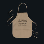 Cute Son Pappa Kids Quote Barnförkläde<br><div class="desc">Cute Son Pappa Kids Quote Kids' Apron är ett underbart sätt att låta barn känna sig stora och även skydda deras bra från bära och fläckar. På framsidan av plattan står "Mitt Pappa visar mig hur jag ska arbeta med verktyg och saker på det sättet" i svart typografi. Finns även...</div>