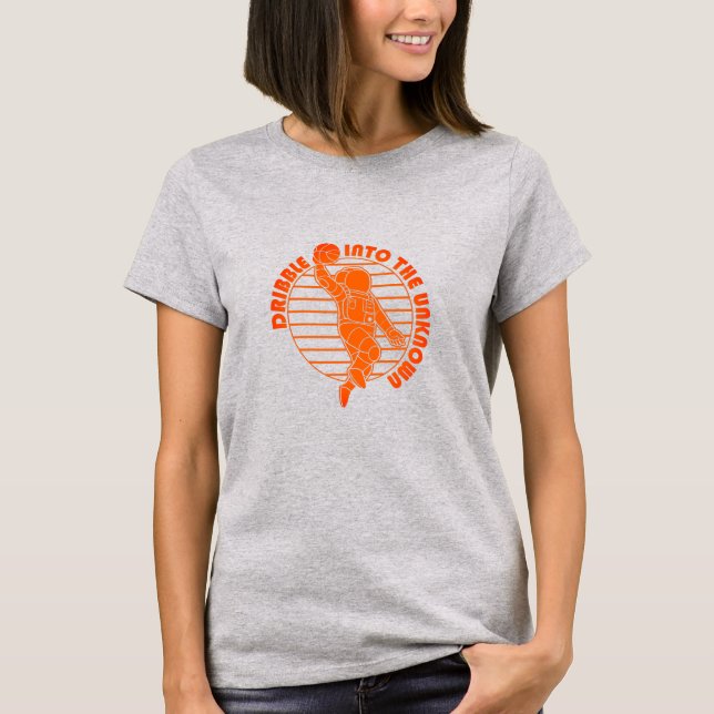 Cute Space Astronaut spelar basketboll T-Shirt (Framsida)