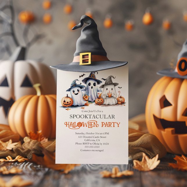 Cute Spöken Kids inbjudan till Halloween fest (Cute Ghosts Kids' Halloween Party Invitation on a rustic table with Halloween decoration)
