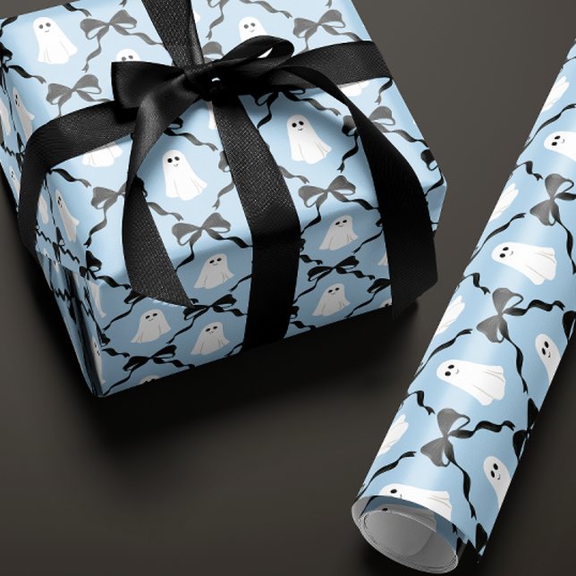 Cute Spöken och Black Bows på Blue Halloween Presentpapper (baby blue Halloween gift wrapping paper with a cute smiling ghost and black bow diamonds boo is due)