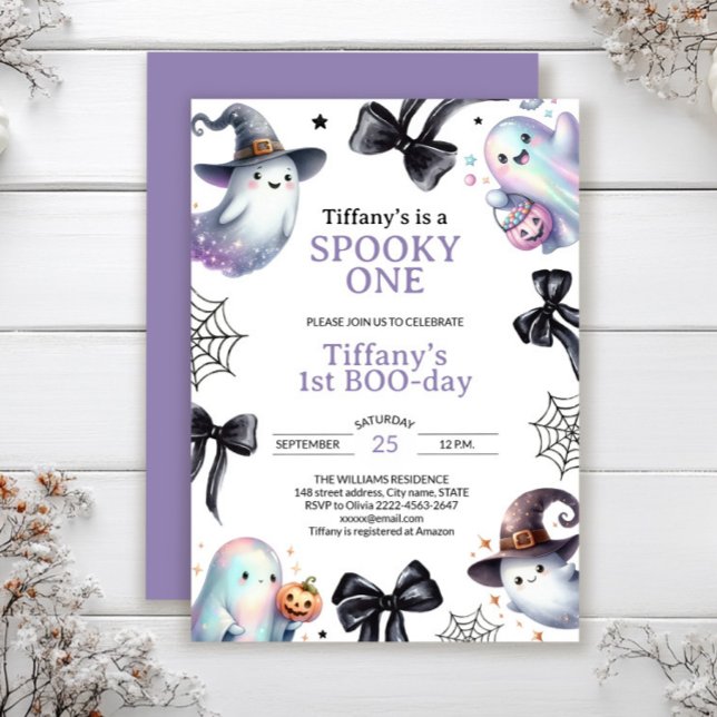 Cute spökscoky Halloween 1-födelsedagsinbjudan Inbjudningar (Cute pastel ghost birthday invitation with bows and cobwebs — perfect for a Halloween party)