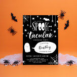 Cute Spooktacular Black Kids Halloween Birthday Inbjudningar<br><div class="desc">Cute Halloween födelsedagsfest inbjudan i svartvitt med Spooktacular skriven i en kombination av roligt typsnitt, dubblan o är i spåret designad att se ut som stort ögon. Texten omges av stjärnor, spindlar och fladdermus. Och ett sött spöke berättar för dina gäster om födelselets namn och ålder. Baksidan har samma egenskaper...</div>
