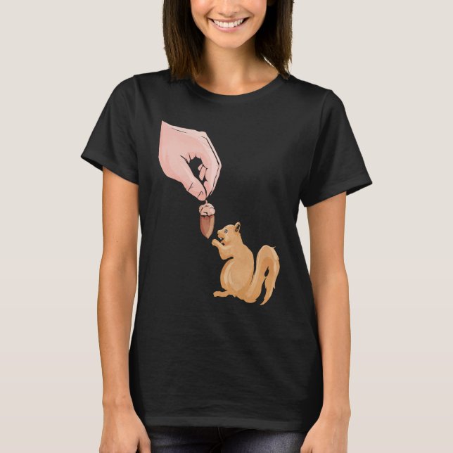 Cute Squirrel Feeding  Food Squirrel Cute Animal T Shirt (Framsida)