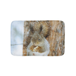 Cute Squirrel i ett vinter liggande Badrumsmatta