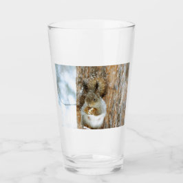 Cute Squirrel i ett vinter liggande Glaskopp