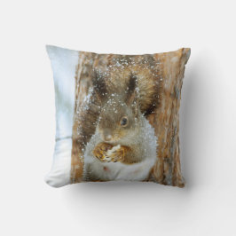 Cute Squirrel i ett vinter liggande Kudde