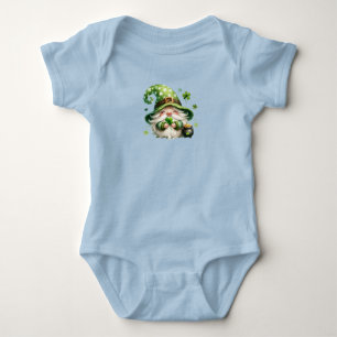 Cute St. Patrick's Day Gnome med Shamrocks T Shirt