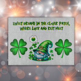 Cute St Patrick's Gnome Sleeping on grått |