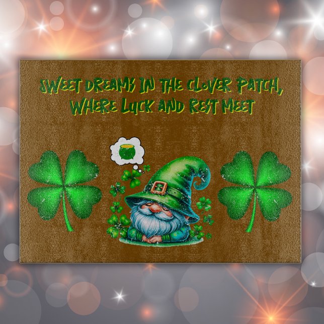 Cute St Patrick's Gnome Sleeping på brunt | (Skapare uppladdad)