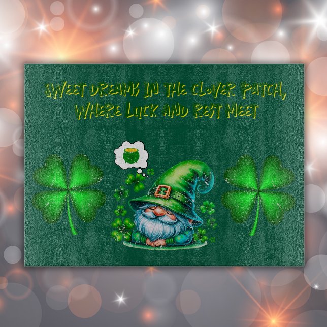 Cute St Patrick's Gnome Sleeping på jägare grönt | (Skapare uppladdad)