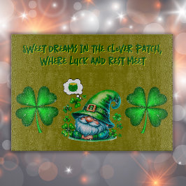 Cute St Patrick's Gnome Sleeping på oliver |