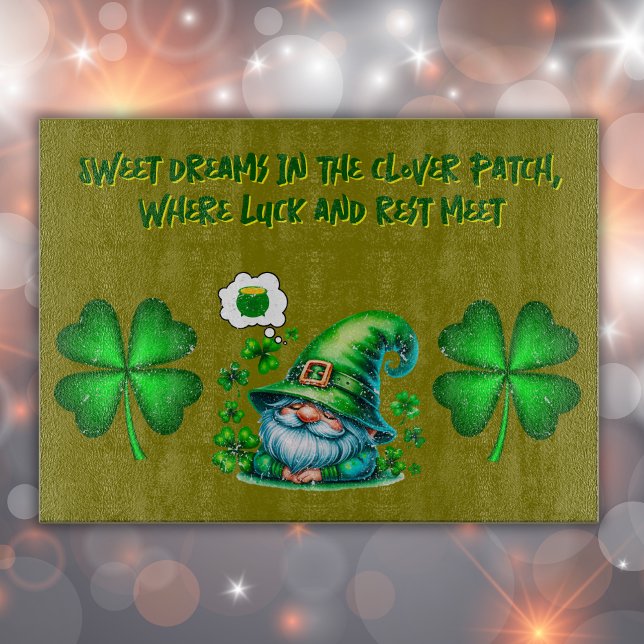 Cute St Patrick's Gnome Sleeping på oliver | (Skapare uppladdad)