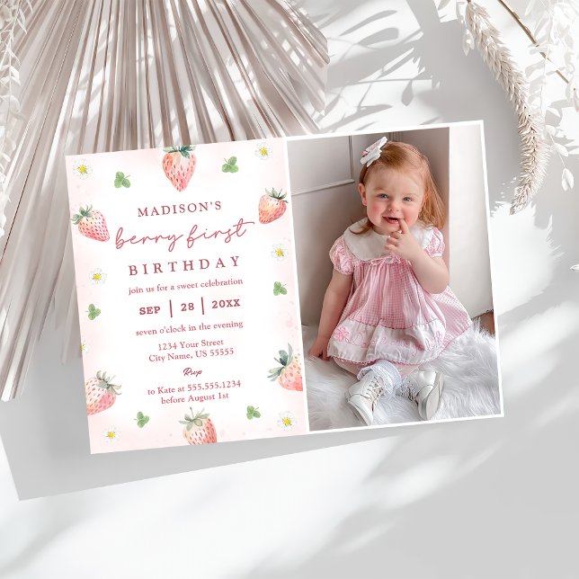 Cute Strawberry Berry First 1 Birthday Photo Inbjudningar (Skapare uppladdad)