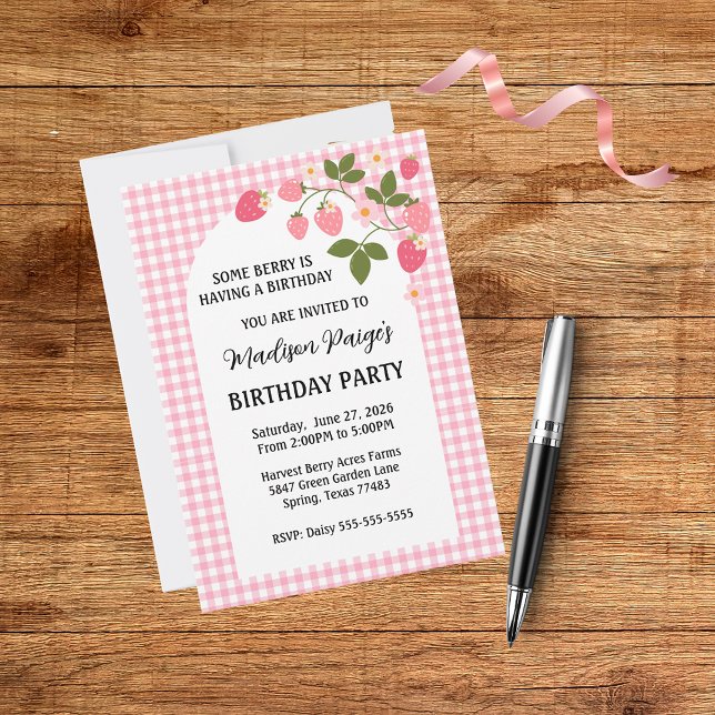 Cute Strawberry Pink Gingham Girls Birthday  Inbjudningar (Skapare uppladdad)