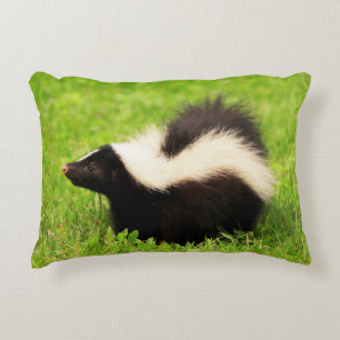 Cute Stripe Skunk Prydnadskudde