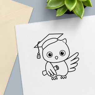 Cute Studenten Uggla i en Hat Holding-Rulla Självfärgande Stämpel