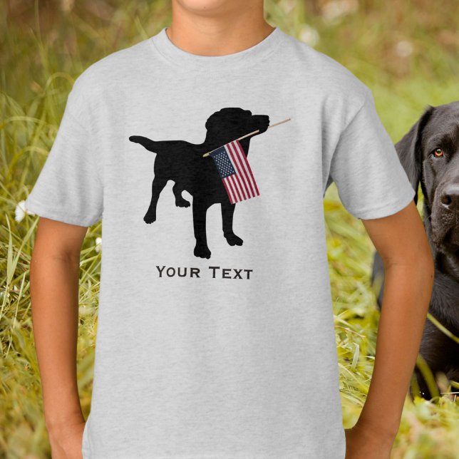 Cute Svart lab Hund holding USA flagga, 4 juli T Shirt (Skapare uppladdad)