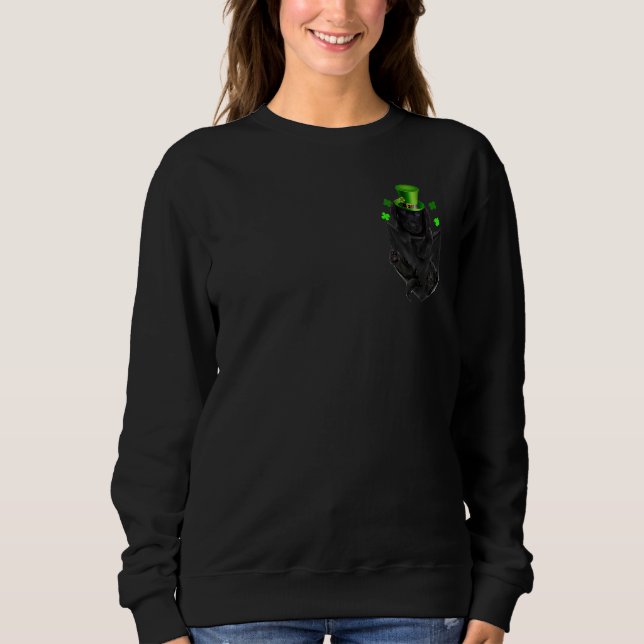 Cute Svart lab Leprechaun in Pocket St. Patrick's T Shirt (Framsida)