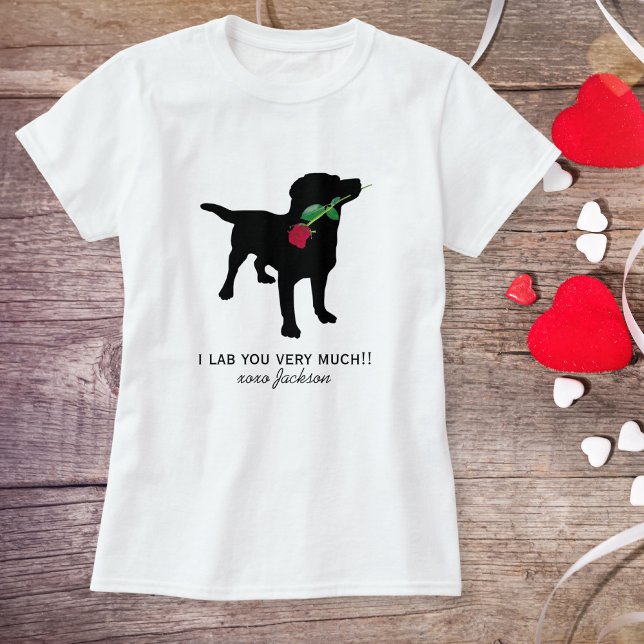 Cute Svart lab Valentine Hund som håller Röd ros T-shirt (Skapare uppladdad)