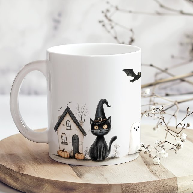 Cute Svarta katter Halloween fest Kaffemugg (Cute Black Cats Halloween Party Coffee Mug on a boho kitchen table with tiny dry whit flowers)