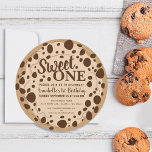 Cute Sweet One Cookie Kids första födelsedag Inbjudningar<br><div class="desc">Fira din raring speciell dag med den här Cute Sweet One Cookie Kids första födelsedag. En chokladkaka i chip har en design. Det omvända är en mönster av kakor. Matcha artiklar i vår butik för ett helt tema i party. Försättsbladet finns på Freepik.com.</div>