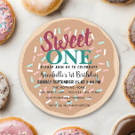 Cute Sweet One Donut Kids första födelsedag Inbjudningar<br><div class="desc">Grattis till din älskings speciella dag med den här Cute Sweet One Donut Kids första födelsedag. Den här designen har en färgstark donut. Baksidan är en mönster av sprinkler. Matcha artiklar i vår butik för ett helt tema i party. Försättsbladet finns på Freepik.com.</div>