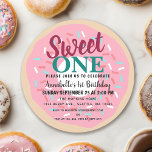 Cute Sweet One Donut Kids första födelsedag Inbjudningar<br><div class="desc">Grattis till din älskings speciella dag med den här Cute Sweet One Donut Kids första födelsedag. Den här designen har en färgstark donut. Baksidan är en mönster av sprinkler. Matcha artiklar i vår butik för ett helt tema i party. Försättsbladet finns på Freepik.com.</div>