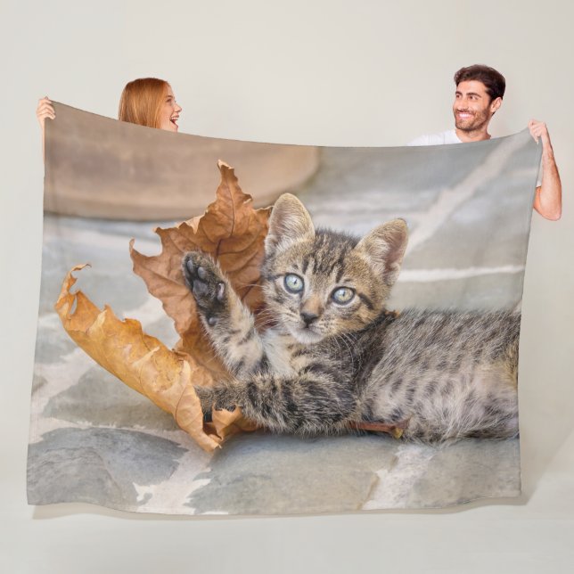 Cute Tabby katt Kitten leker med Löv - Fleecefilt (På plats)