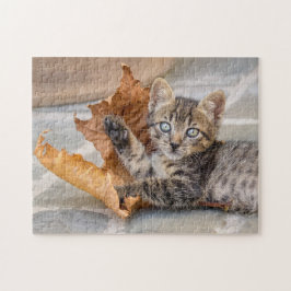 Cute Tabby katt Kitten spelar med Löv - Pussel