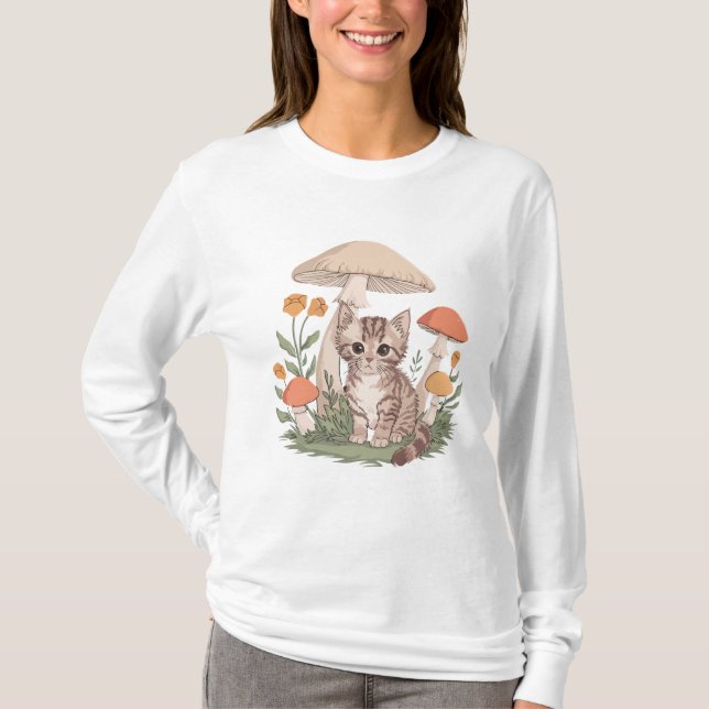 Cute Tabby Kitten i Mushroom & Flower Forest T Shirt (Framsida)