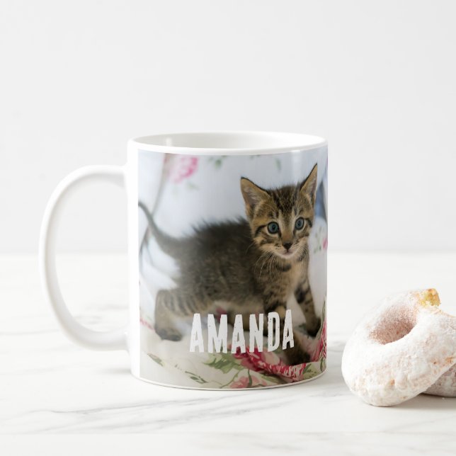 Cute Tabby Kitten Tittar förvånad Kaffemugg (Med munk)