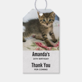 Cute Tabby Kitten Tittar överraskad på födelsedage Presentetikett