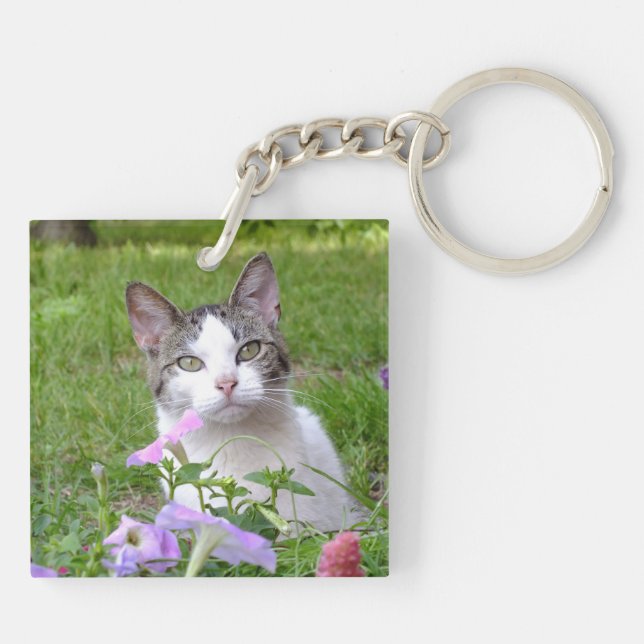 Cute Tabby & White Kitten i nyckelkedjan Flowers (Baksidan)