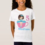 Cute Tea Party Birthday Girl Anpassningsbar Kids T Shirt<br><div class="desc">Den lilla flickan sitta i rosa tekopp med en söt blå klänning som påminner om Alice i Wonderland. Anpassa ditt barns namn och ålder till ett klassiskt party-födelsedagstema. Bild av prettygrafik.com</div>