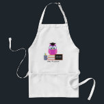 Cute Teacher Rosa Uggla Back to school Monogram Förkläde<br><div class="desc">En söt rosa uggla med glasögon och en studentmössa sitter ovanpå en stapel av bokar för back to school. Välkomna din lekskollärare till klassrummet med den här söta,  personlig presenten. Anpassa den lilla anpassningsbarna teckning med ett eget citattecken.</div>
