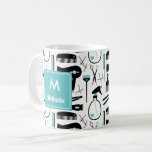 Cute Teal Black Hair Stylist Mönster Monogram Kaffemugg<br><div class="desc">Monogrammat kaffe mugg för barber eller hårstylist med ett sött mönster av kammar, hårtorkar, saxar, spray flaskor, hårspreja, stift, platt järn och hårtrimmare i svart och vitt med tealdetaljer. Anpassa med ditt första och namn i det moderna vita typsnitt på en tealetikett.</div>