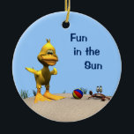 Cute Tecknad Anka och Crab på Beach Julgransprydnad Keramik<br><div class="desc">En keramisk prydnadsprodukt med en snygg gult tecknad anka som leker på stranden med en söt tecknad krabba. De har sand,  ett vackert blå himmel och en strand boll för att göra sin dagliga perfekt. Uttrycket "Roligt i Sol" kan enkelt ändras eller tas bort.</div>