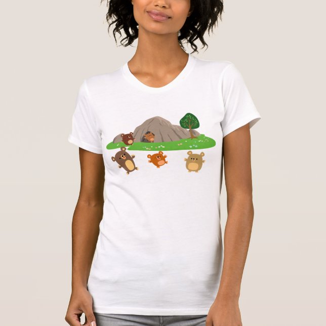 Cute Tecknad Bears in a Cave Women T-Shirt (Framsida)