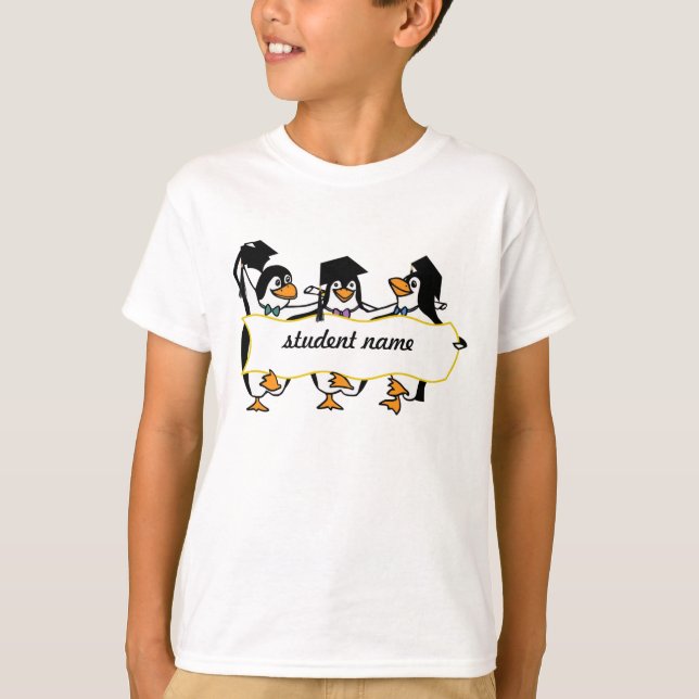 Cute Tecknad Graduating Penguins w/Banner T Shirt (Framsida)