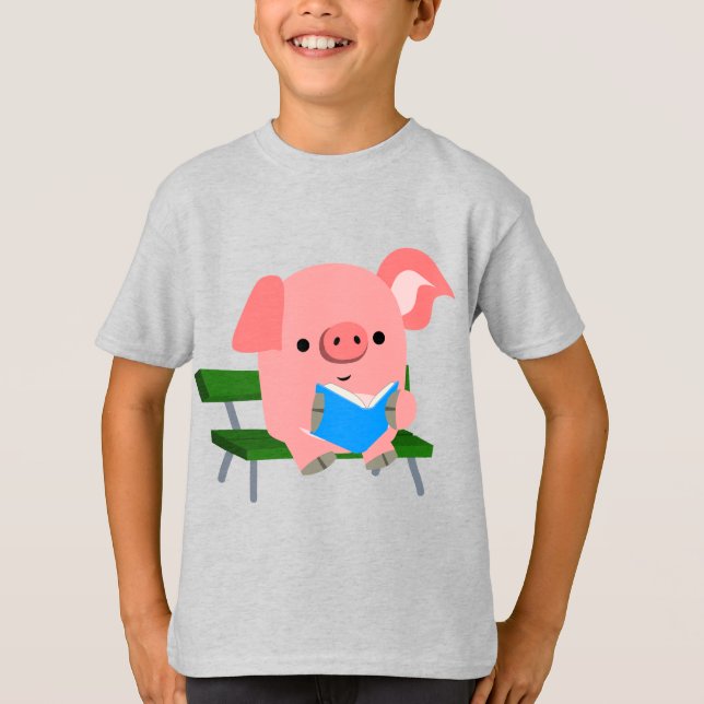 Cute Tecknad Gris Reading on a Bench Kids T-Shirt (Framsida)