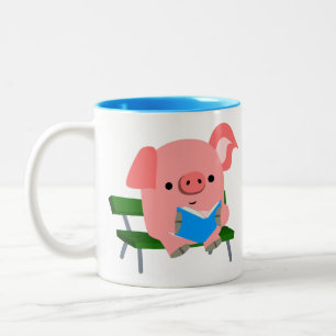 Cute Tecknad Gris Reading on a Bench Mugg