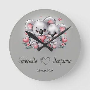 Cute Tecknad Koala Älskare Heart Valentindagen Rund Klocka
