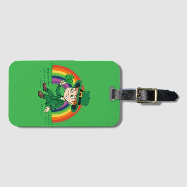 Cute tecknad leprechaun med schack och regnbåge bagagebricka (Framsida horisontal)