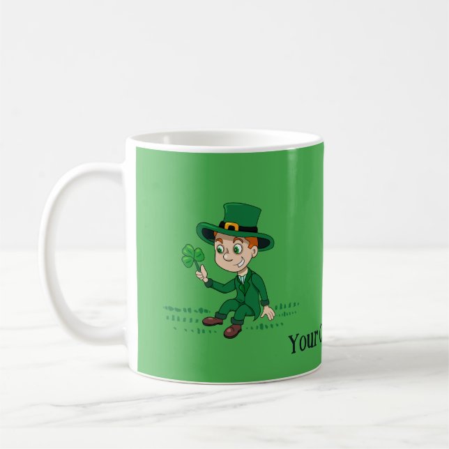 Cute tecknad leprechaun med schack och regnbåge kaffemugg (Vänster)