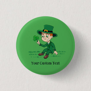 Cute tecknad leprechaun med schack och regnbåge knapp
