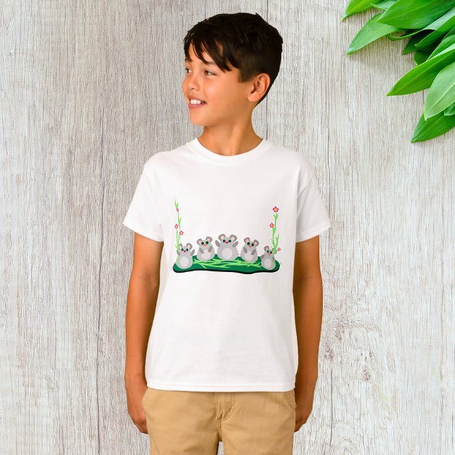 Cute Tecknad Mice på gräs med blommor T Shirt (Skapare uppladdad)