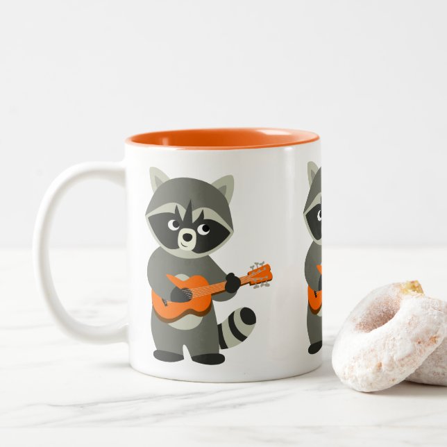 Cute Tecknad Raccoon spelar Guitar Två-Tonad Mugg (Med munk)
