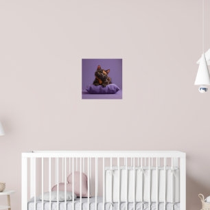 Cute Tecknad Tortoiseshell Kitten på Lila Cushio Poster