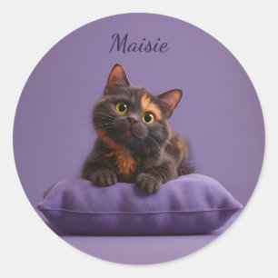 Cute Tecknad Tortoiseshell Kitten på Lila Cushio Runt Klistermärke